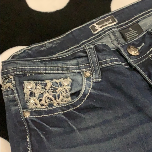 Soundgirl - Picture 5 of 6